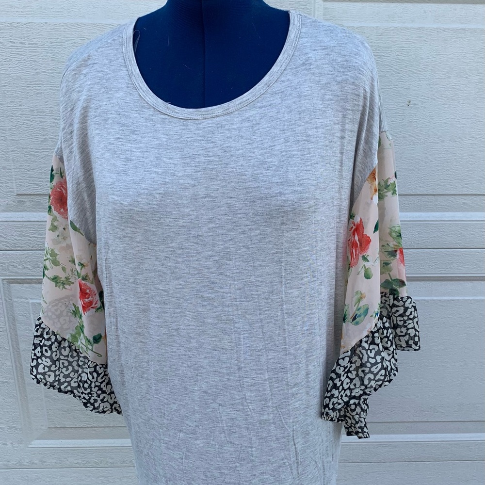 Honeyme Curvy 2X top. Gorgeous sleeve detail.